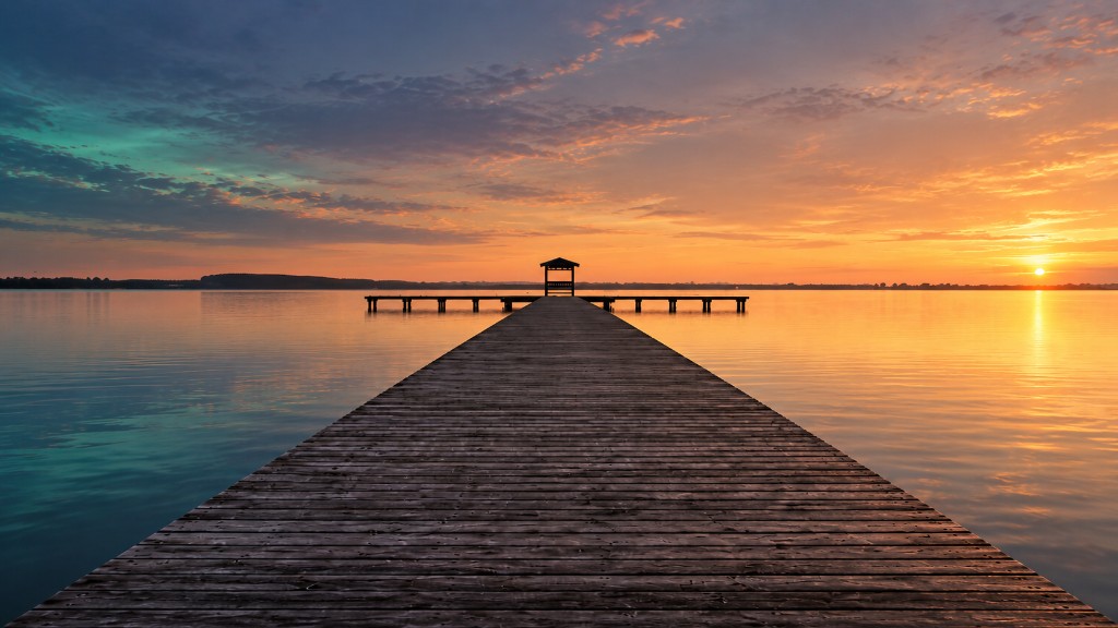 See — Steg bei Sonnenuntergang